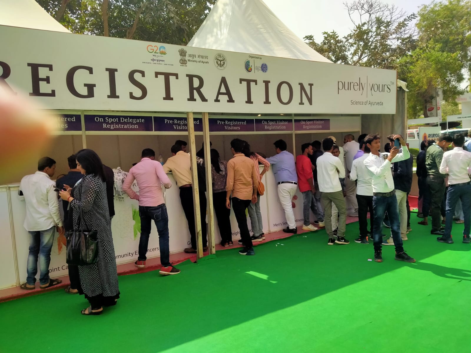 Multi-counter delegate registration at a national exhibition